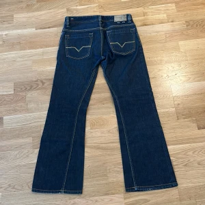Vintage Bootcut Diesel Jeans - Riktigt schyssta Diesel jeans med lite bootcut. 31/30, Skriv för bilder/mått/frågor!                                                                                       Billigare vid köp av flera plagg