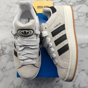 Adidas Campus 00s (W) ”Crystal White” - Helt nya och oanvända Adidas Campus 00s (W) ”Crystal White” i storlek 38. Pris: 1499+frakt.   Skicka ett meddelande vid intresse 