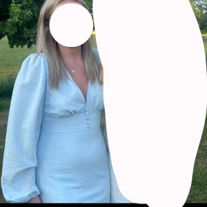 sommarklänning - En väldigt fin klänning i en ljusblå färg, som är sparsamt använd. Inga defekter eller liknande. Finns inte att köpa längre. Passar perfekt till studenter och våren/ sommarens alla fester❤️