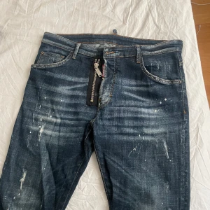 D2 jeans  - Dsquared2 jeans Blåa utan dragkedja stl 52 Svart gråa stl 48 Blåa med dragkedja stl 50  Alla i nyskick Kom med bud  Skriv för fler bilder 