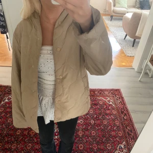 Beige vårjacka  - Jag säljer den fina vårjacka som är köpt vintage. Den i i superbra skick och jag har bara använt den ett fåtal gånger. Skriv privat för fler bilder💞💞