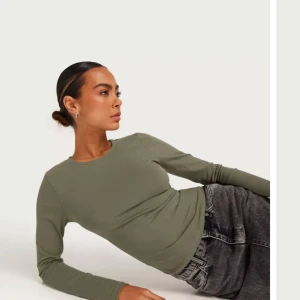 Grön långärmad topp - Säljer min gröna långärmade topp från &other stories. Liknande den på bilden 💘 Skriv för fler bilder 💘