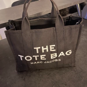 Tote bag Marc jacobs - Tote bag från Marc Jacobs storlek M. Använd och små tecken på användning men inget som syns jätte mycket. Lite solblekt på handtagen. För mer bilder skicka meddelande🩷 kvitto finns 
