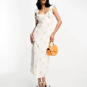 Klänning - Säljer denna superfina blommiga klänningen från Na-kd i storlek 38. Helt ny med lappen kvar då jag inte hann skicka tillbaka den. Nypris 699 Skriv för fler frågor/bilder🩷🩷