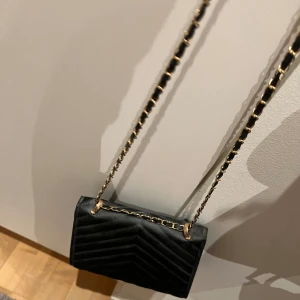 Väska - Snygg svart väska i bra skick. Passar till fest eller vardags. Kan diskutera pris