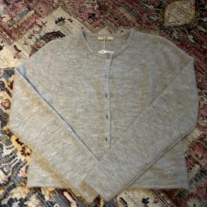 Stickad kofta - Sprillans ny kofta från Gina Tricot i strl M! Köpte den för drygt en månad sen men tappade kvittot och kunde ej lämna tillbaka, därför säljer jag den här. Den har aldrig används mer än ett snabbt prov hemma.