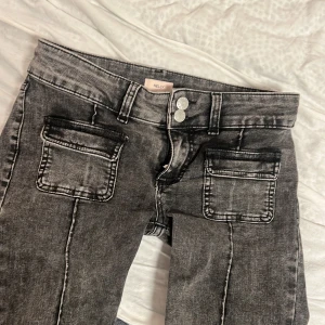 Lågmidjade jeans - Säljer dessa lågmidjade populära jeansen från Nelly som e slutsålda. Super bekväma!! Använda sällan så i nyskick! säljer pga att jag inte fått användning för de. Bootcut modell. Jag är 165.💗 nypris 699. 