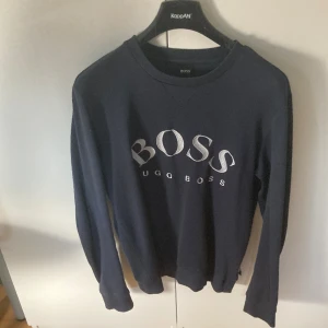 Hugo Boss college tröja - Mörkblå Hugo boss tröja i gott skick.
