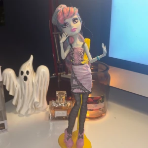 Scaris Rochelle - Hon är i bra skick förutom att hon inte har sina vingar! Betalning sker via Swish, kontakta mig om du är intresserad av att köpa 💋🫶