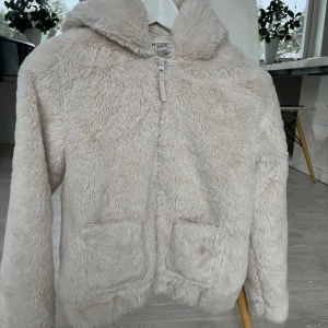 Fleece jacka - Sparsamt använd naturvit fleecejacka från H&M i storlek 146-152.