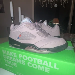 Jordan 5 retro low PSG - Dom är äkta och köpta för ungefär 4 månder sen från Unisport. Har använt dom ett par gånger, det är lite smuts på dom men det är inte svårt att få bort. säljer pågrund av att dom inte används längre.