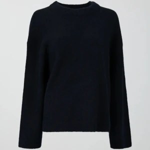 Stickad tröja - Säljer min favorit tröja från Gina tricot, den är i storlek XS och är i färgen marinblå💙Tröjan är i väldigt bra skick