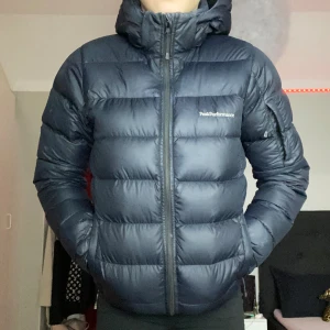 Dun jacka  - Min favorit jacka men köpt ny och har massa jackor så den får komma till användning av nån annan känner jag Nypris-1500kr 