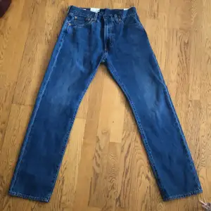 W 29 L 32, Ett par fräscha Levis jeans som aldrig är använda. Köpta från Jeansbolaget för ca 1 år sedan. Prislapp och allt finns fortfarande kvar på de. Bara att fråga om fler bilder.