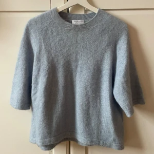 & Other stories  - Ljusblå tröja i storlek S, några fläckar (se sista bilden)