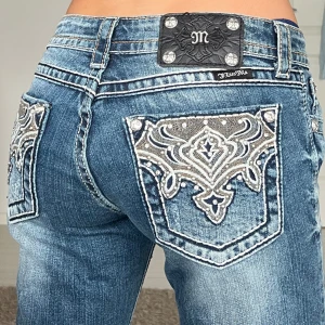 Miss me jeans - midjemått: 37cm rakt över, innerbenslängd: 80cm 💗 modellen 'boot'