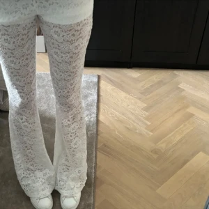Vita spetsbyxor  - Vita spetsbyxor, helt nya med prislapp kvar. (Lånade bilder) Frakten står köparen för skriv gärna vid frågor.