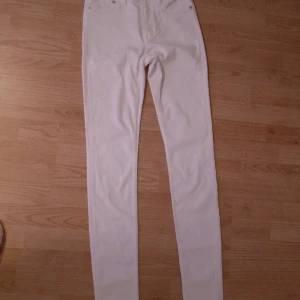Crocker vita skinny jeans  - Helt nya jeans, aldrig använt och har prislappen fortfarande kvar. Original pris 599kr. 