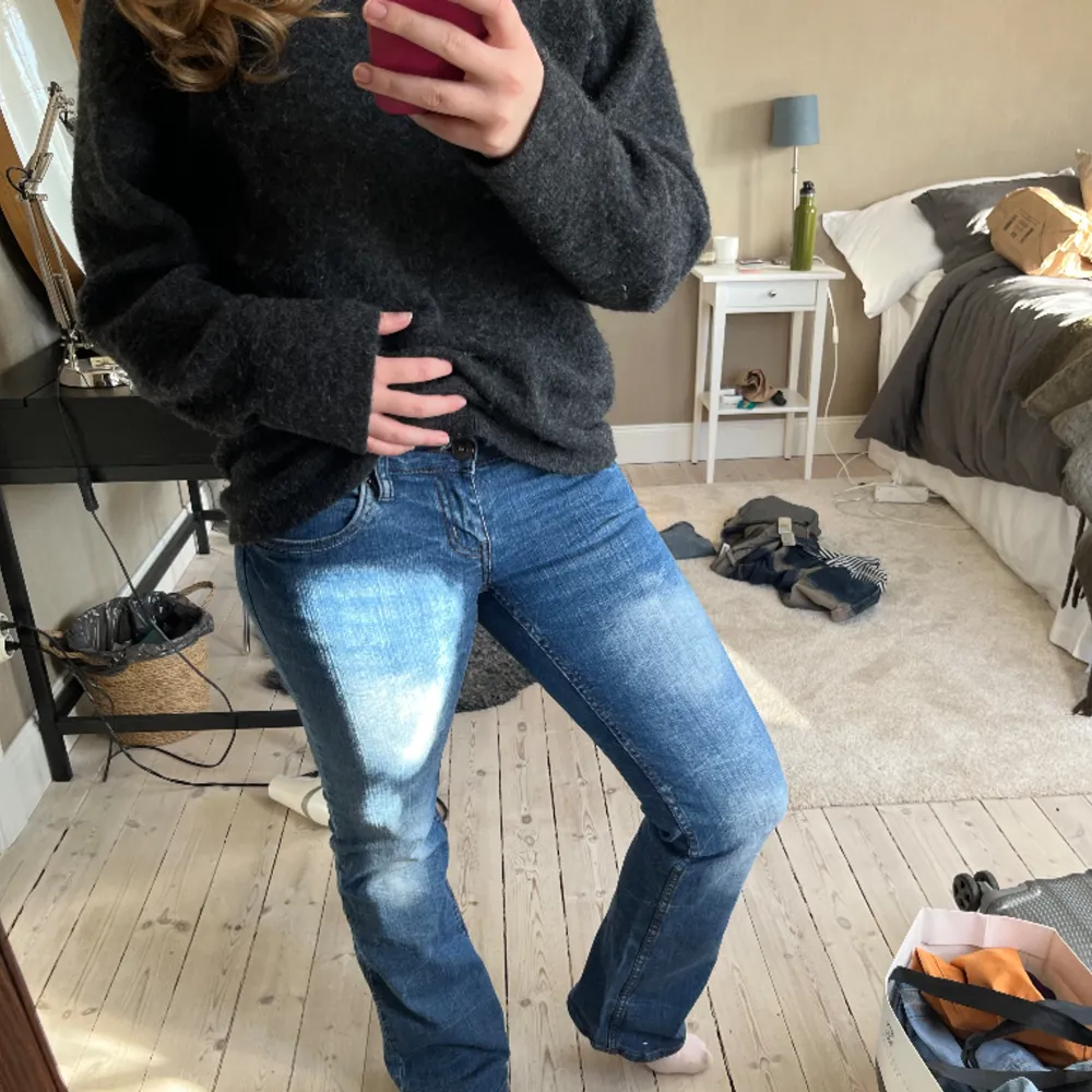 Snygga jeans från fishbone som tyvärr är alldeles för små för mig💛 lågmidjade o bootcut. Jeans & Byxor.