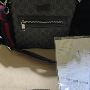 Gucci Messenger Bag - Helt ny Gucci Messenger väska som inte används längre Max använt 2 gånger, ny skick, Kvitto och Dustbag finns. Kom privat för fler bilder och priset kan diskuteras😉