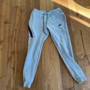Nike tech fleece byxor - Skick 8/10