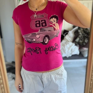 Betty boop tshirt  - Vintage tshirt i stretchigt material, passar S/M. ✨🫶🏽