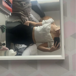 Crop top  - Rynkad söt topp, kan användas över axeln samt som offshoulder. 