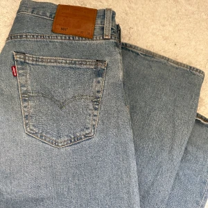 Levi’s 501  - Jeans i väldigt bra skick inga hål eller fläckar. Sparsamt använda. Size: 33-32