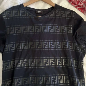 Fendi T-shirt - Fin fendi t-shirt perfekt till sommaren!
