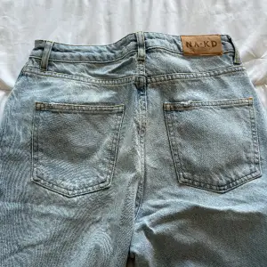 Säljer dessa helt oanvända jeans från NA-KD i modellen relaxed full lenght jeans. Säljs då dom är för små! Nypris 549 kr.