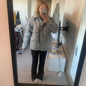 Grå kort kappa - Oanvänd kappa från New Yorker i storlek XS. Fint skick med fluff på insidan