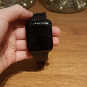 Smartwatch  - Använt i några månader och den har lite repor. Priset går att diskutera