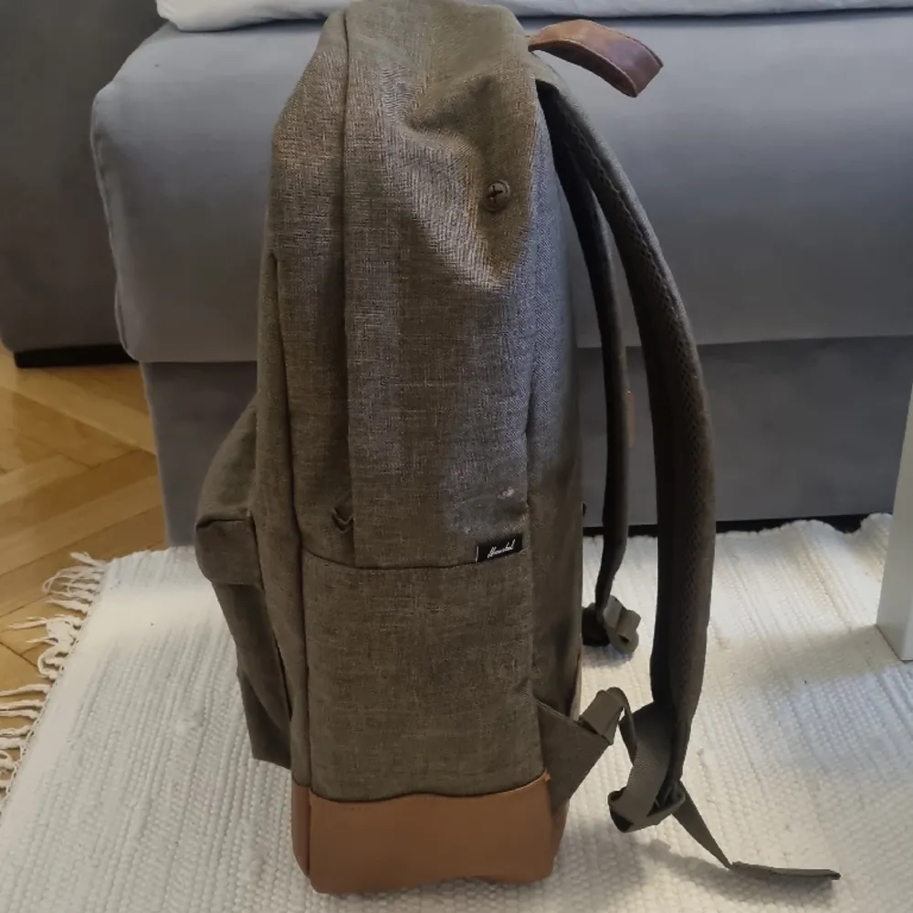 En rymlig ryggsäck från Herschel. Mått: 42×31×14cm  Vid köp: Möts upp på central plats i Stockholm. . Väskor.