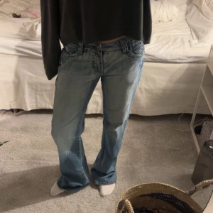 Jeans  - Ljusblå jeans, köpta second hand för 750. Midjemått 37 inerbenslängd 80