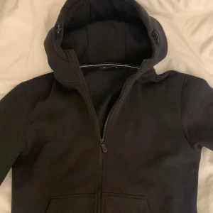 Sail racing zip hoodie - Sail racing Bowman logo zip hood Färg, carbon  Stl. M Ny skick Pris 979kr