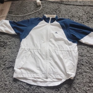 vintage adidas jacka  - snygg blå-vit adidas jacka i perfekt skick, ärmarna går att ta av