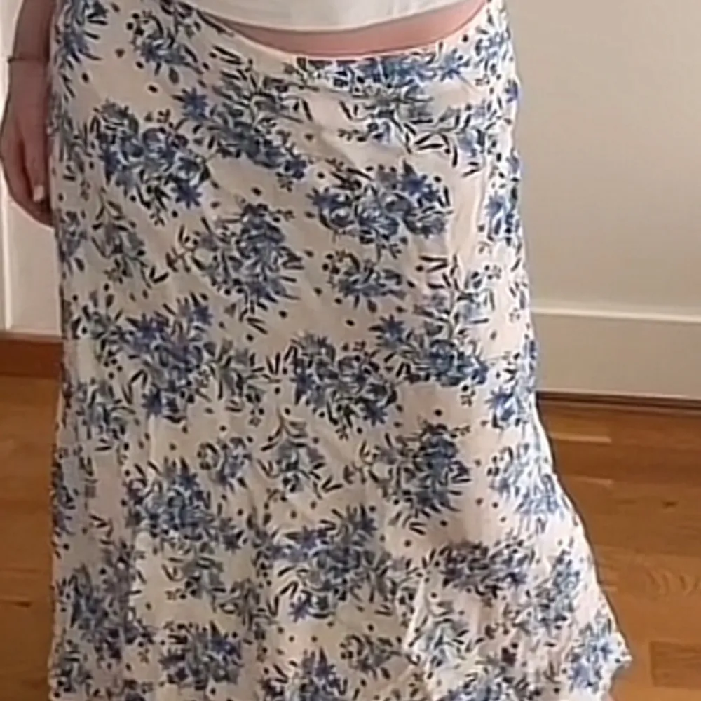 En super somrig kjol som är för kort för mig så använd 2 gånger. Hör gärna av er med frågor💙. Kjolar.