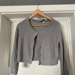 Kofta - En fin lite kortare kofta, perfekt nu till våren och sommaren, storlek 34. Bra skick😊