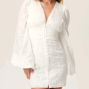 Adoore studemtklänning - Säljer denna då jag valde en annan klänning, storlek 36 paketet är inte öppnat!!