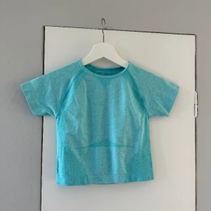 Träninhstopp - Jättefin träningstopp i seamless material. Endast använd 1 gång så fint skick 