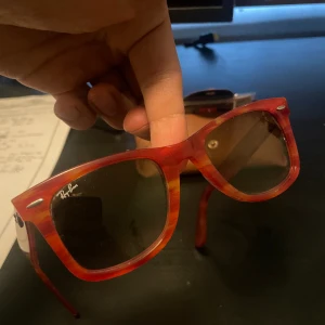 Ray Ban wayfarer - Nypris över 2k. Lite spruckna i bågen , men det syns ej och påverkar ej funktionen. Tillkommer tillbehören. One size.