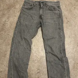 levis jeans grå använda 1 gång skick helt nya storlek 31 32