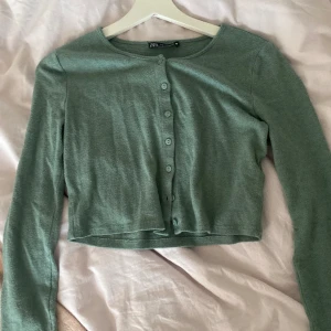 Super söt kofta🩵 - Så fin kofta från zara i en blå grön färg. Lite kortare med knappar som är perfekt att ha över något annat elelr bara som den är! Storlek xs-s🩵