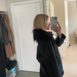 Päls/skinn jacka  - Vårig cool skinn jacka med päls detalj på kragen!! Aldrig använd och lappen är kvar! 