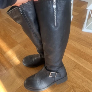 Johnny Bulls  - Storlek 39, i bra skick. Använda fåtal gånger. Skickar gärna fler bilder om det önskas :)