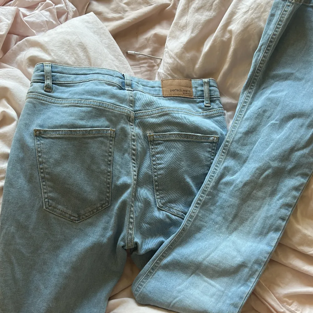 Säljer dess jättefina ljusblåa bootcut jeansen från Gina Tricot i storlek S, helt nya och kommer knappt till användning 💕. Jeans & Byxor.