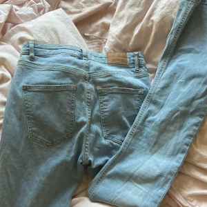 Ljusblåa Jeans - Säljer dess jättefina ljusblåa bootcut jeansen från Gina Tricot i storlek S, helt nya och kommer knappt till användning 💕