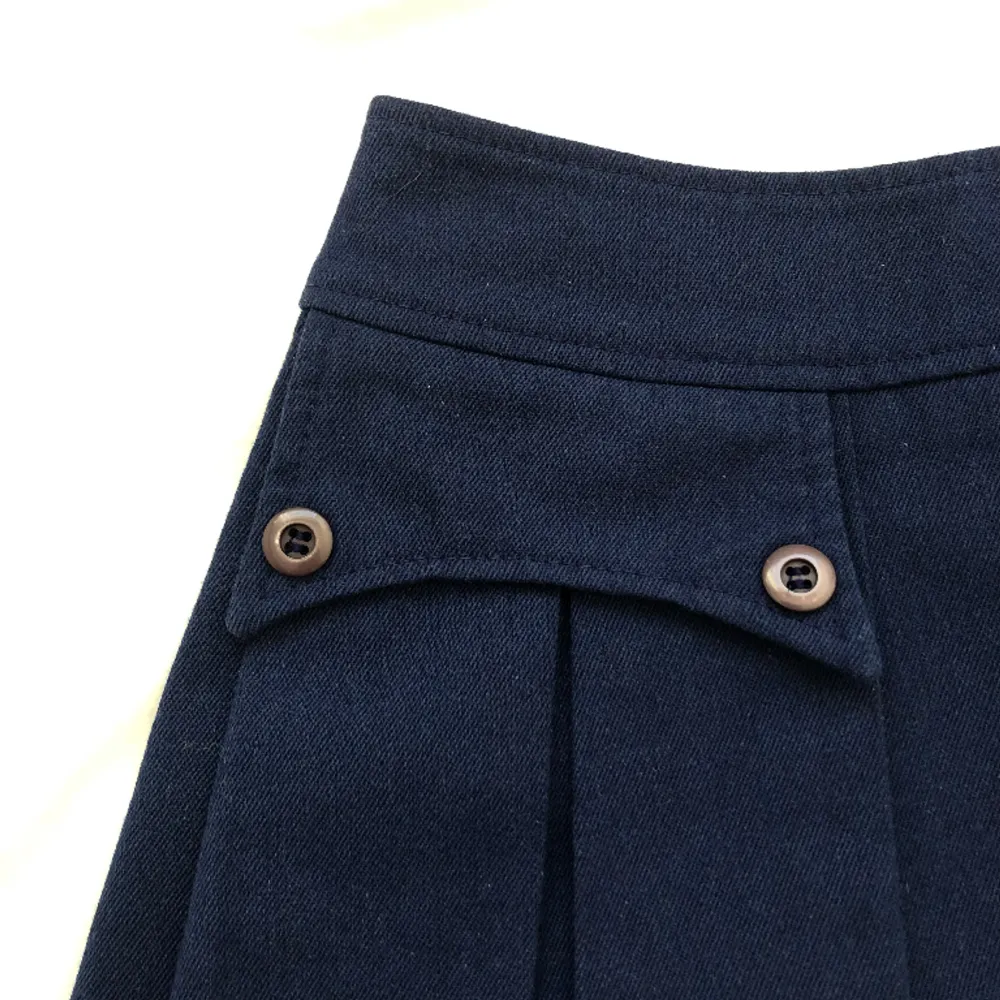 Söt vintage minikjol (60-70tal), säljes då den är för liten🥺Den är kort så passar någon som är petit💕. Kjolar.