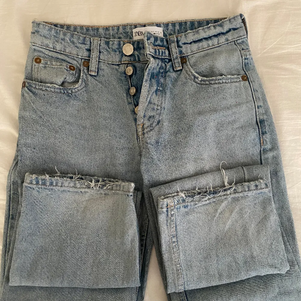 säljer ett par zara jeans i strl 32, har växt ur dem och därför säljer jag! de är använda, men i fint skick☺️ de har en liten fläck (bild 3) men annars inga defekter! hör av dig över frågor. Jeans & Byxor.
