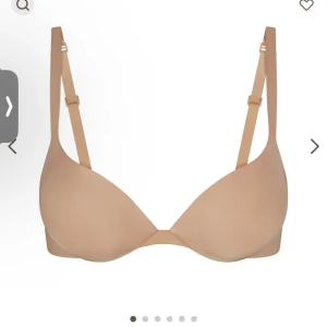 Skims  - The ultimate pushup bra från Skims, säljer den för den var liten. Skulle passa en med AA eller A  storlek  I färgen Clay.  